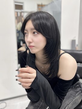 ロムーク 表参道(LOMKH) ミディアムレイヤーロングレイヤーカット顔周りブルーブラック