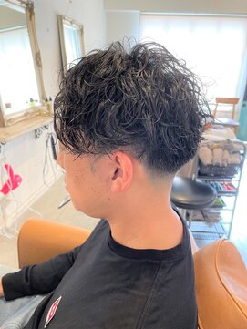 アンティコ(Antico) センターパートモテ髪ツイストスパイラルマッシュフェード束感