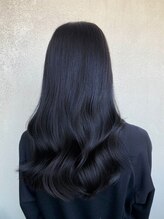 染められる薬剤が限られるブルーブラックで職場や学校にも気を使えて可愛く♪