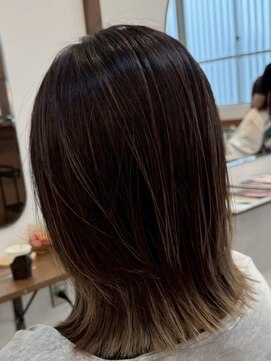 ルイ(ROUIS produced by LUCK 津田沼) ROUIS津田沼 白髪ぼかしブリーチ