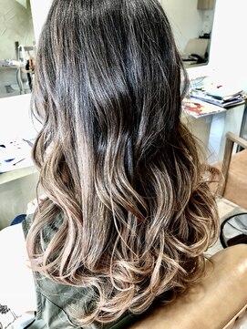 クルーブルー (CouLeur blue) グラデカラー巻き髪アレンジ