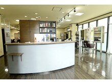 ヘアールーム クリア(hair room clear)の雰囲気（1階の路面店なので外の光が射し込む明るく、落ち着いた雰囲気）