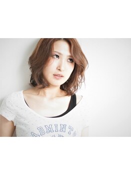 「自然素材で叶える、大人のための白髪ケア」最適なカラー剤を選びケアしながら自然な美しさを引き出します