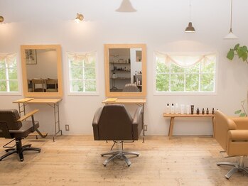 ニキ ヘアー ネイル 子安店(niki hair, nail)の写真/待ち時間をカフェで過ごせる♪アットホームな雰囲気で、お悩みや要望も気軽に相談して下さい◎