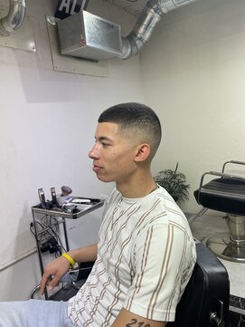メリケンバーバーショップ フクオカ(MERICAN BARBERSHOP FUK) スキンフェードバズカット