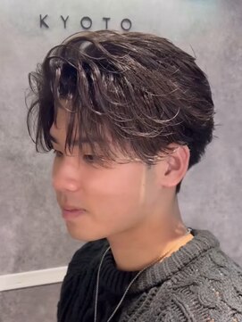 ゴールド 京都 三条(GOALD) ブルーブラックフェザーパーマ刈り上げセンターパート