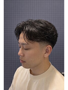 ワンワンオー バーバーショップ 長浜店(@110 BARBER SHOP) センターパート×ニュアンスパーマで作る、都会的メンズスタイル