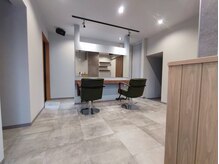 エトワ(ETOWA)の雰囲気（セット面の大きな鏡がポイントです）