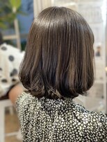 ツムグ 代官山店(TUMUGU) 小顔ショートボブ丸みショート×パープルブラック白髪ぼかし