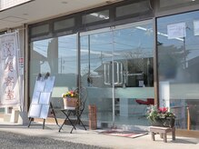 季節のグリーンと、のぼりが目印です。ご来店お待ちしてます。