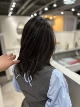 エルピス 中央林間店(elpis)&nbsp;大人女性のための上品レイヤーカット×白髪ぼかしハイライト
