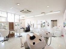 ヘアールウ(HAIR ruu.)の雰囲気（白を基調とした開放感ある店内）