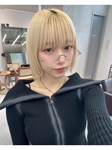 品のあるベージュ系ハイトーンがオススメ！上品なベージュトーンのハイトーンカラーで肌馴染み◎。