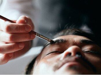 オトコデザイン 新座本店(OTOKO DESIGN)の写真/OTOKO DESIGNでは、骨格や印象に合わせて整えるアイブロウメニューを各種ご用意。