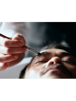 OTOKO DESIGNでは、骨格や印象に合わせて整えるアイブロウメニューを各種ご用意。