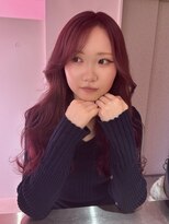 ダズリングディア(Dazzling Deer)&nbsp;赤／ピンク／ロング／巻き髪スタイル／レイヤーカット