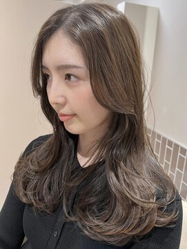 柔らかいくすみベージュ×顔まわりレイヤー