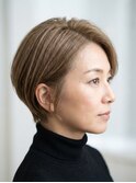 白髪を隠すから“ぼかす”へ。若見えを叶える丸みショートボブ
