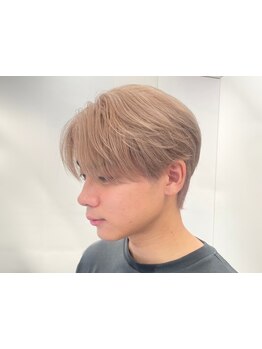 《人気上昇中のメンズハイトーンカラー》韓国風のカットデザインとミルクティーベージュが相性抜群◎[原宿]