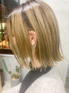 テトヘアー(teto hair) 切りっぱなしボブ、外ハネ、グラデーションカラー、ベージュ
