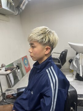 メリケンバーバーショップ フクオカ(MERICAN BARBERSHOP FUK) 波巻き束感ショートツーブロックマッシュアップバングコンマヘア