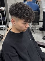 イーラ(era)&nbsp;黒髪フェードスペインカールスパイラルパーマ平巻き