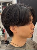 センターパート毛流れフェザーパーマショート