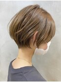 大人かわいい マッシュショート 前髪あり カーキグレージュ