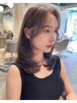 レイヤーカットオリーブグレージュ／ウルフミディアムヘア前髪