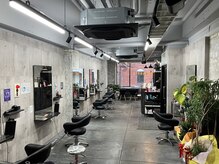 コワファースト長崎シャンプーボーイ 2nd(COIFF1RST 長崎 SHAMPOO BOY)の雰囲気（店内はコンクリート調でオシャレ空間☆ [縮毛矯正/髪質改善］）
