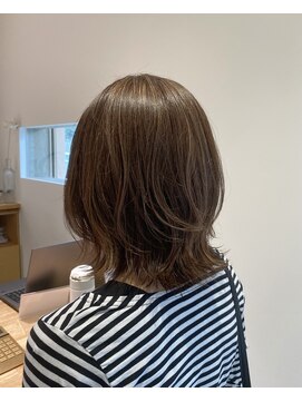 スリー(THREE) ウルフレイヤー 白髪ぼかしハイライト 脱白髪染め