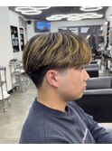 ハイライトカラーテーパーフェードセンターパート