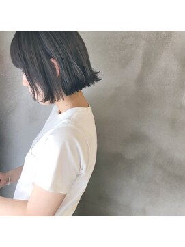 ミント(mint) 赤みなくした透明感グレー＆切りっぱなしボブ！