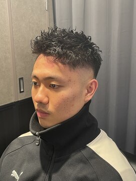 キングマンバーバー(KING MAN BARBER) ピンツイストパーマ×フェード
