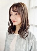 カーキベージュで上品に決まる大人可愛いミックスカール