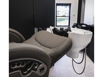 アンドアイズム(and.I'sm)の写真/リラックスできる半個室をご用意。プライベート空間で極上のサロンタイムをお楽しみください。