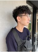 カール強めのツーブロックパーマスタイル