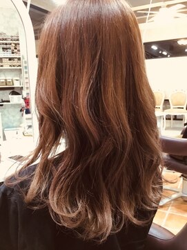 ミーナ(Mi Na) カッパー系ゆるふわ巻髪