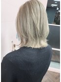 【トレンド】ホワイトベージュカラー　くびれミディアムヘア