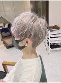 シルバーカラーツーブロックマッシュショート　ブリーチカラー