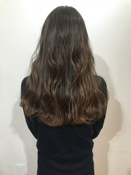 ヘアデザイン ソラ(Sola) ナチュラルグラデーションアッシュベージュ×ゆるふわロング