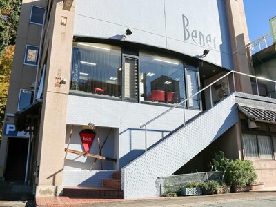 【bener】当店は2階がサロン、1階が駐車場です。