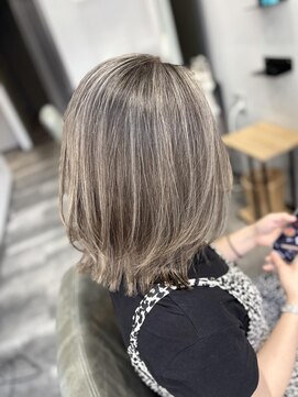 エスト 小倉(est) 白髪ぼかしハイライト×ミディアムレイヤー