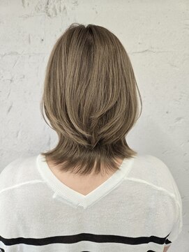 大人ブロンドベージュの柔らか質感ミディ