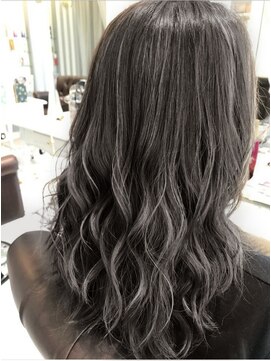 リンクリンク バイ エール 生駒(LINK LINK by aile) 暗×透明感。モノトーングラデーション