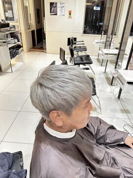 ヘアアンドビューティー クアトロ 戸祭店(QUATRO) ホワイトシルバー