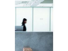 ディー(DEE)