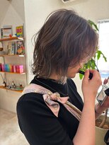 エン(en,)&nbsp;コテ巻き風スタイリングウルフパーマグレージュイヤリングカラー