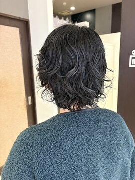 ジャパン ホンテン(JAPAN HONTEN) ラフに揺れる、ウェット質感のニュアンスボブ