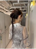タイトなお団子に揺れる三つ編みのアップスタイル
